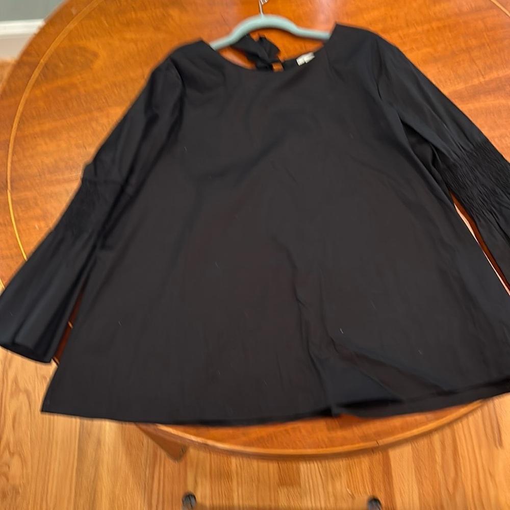 Halogen top with bell sleeves and back tie.  Smocked sleeve detail Black XXL